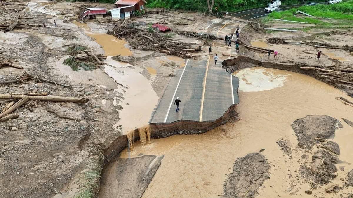 ภาพถ่ายทางอากาศถนนขาดบริเวณบ้านห้วยโป่ง