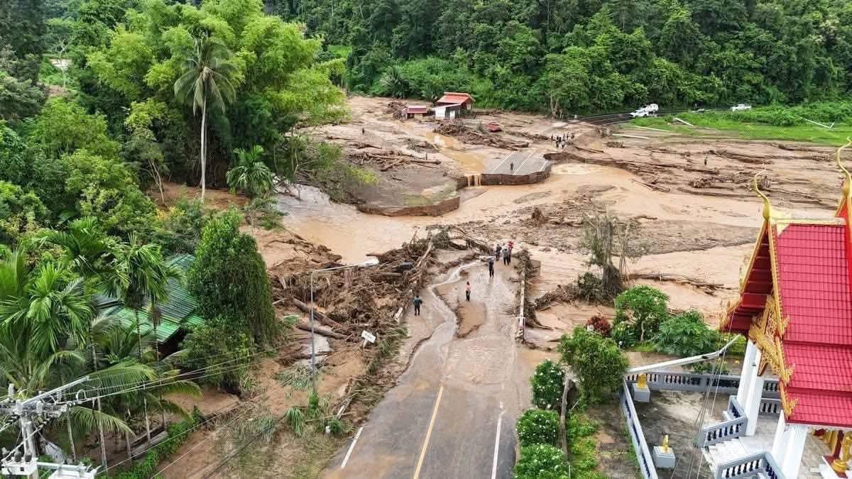 ภาพถ่ายทางอากาศถนนบริเวณวัดถูกน้ำท่วมตัดขาด