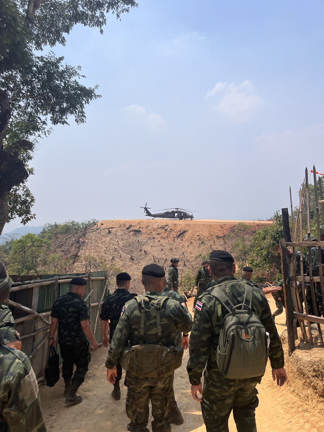 เฮลิคอปเตอร์ลงจอดที่ฐานปฏิบัติการ
